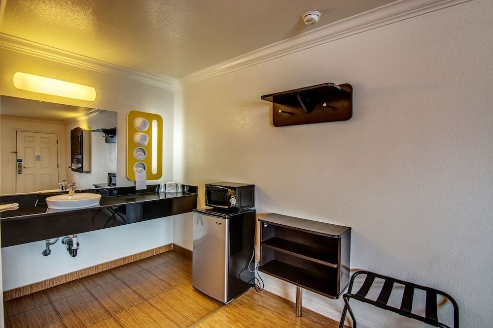 Motel 6 Manteca, CA Standard Room, 2 Queen Beds, Smoking 4