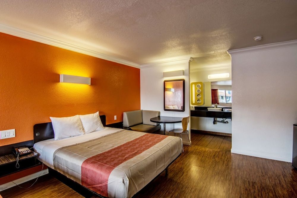 Motel 6 Manteca, CA Deluxe Room, 1 King Bed, Non Smoking, Refrigerator & Microwave 10