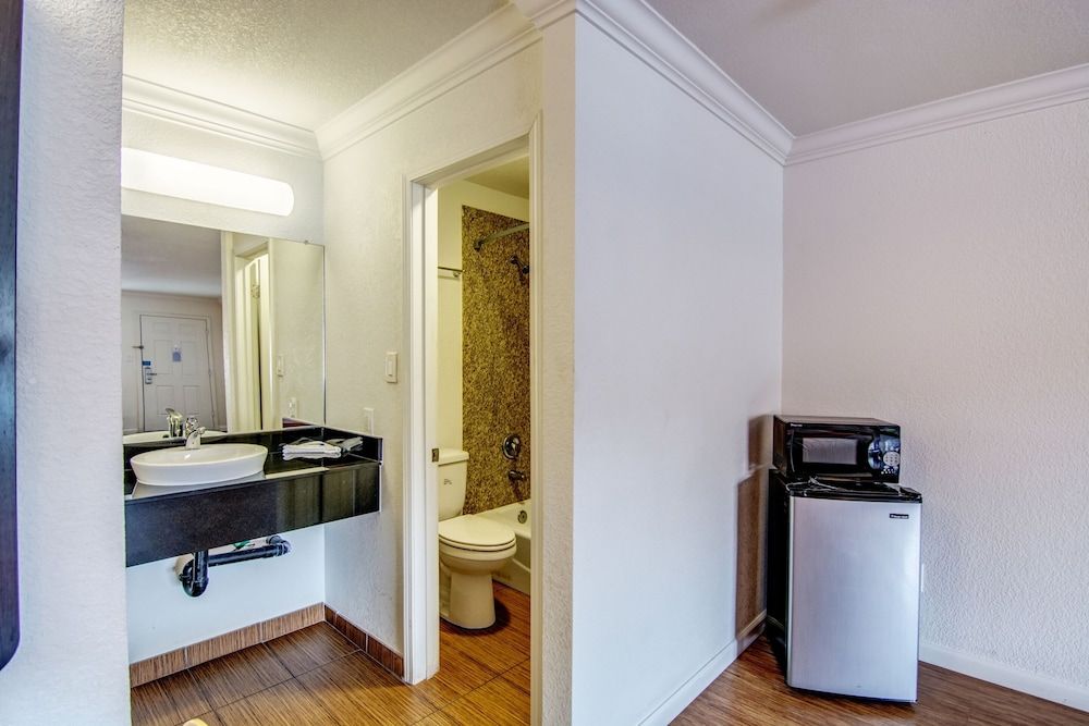 Motel 6 Manteca, CA Standard Room, 2 Queen Beds, Smoking 7