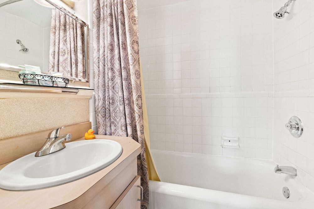 Genetti Hotel, SureStay Collection by Best Western Standard Room, 1 Double Bed, Non Smoking, Refrigerator & Microwave 4