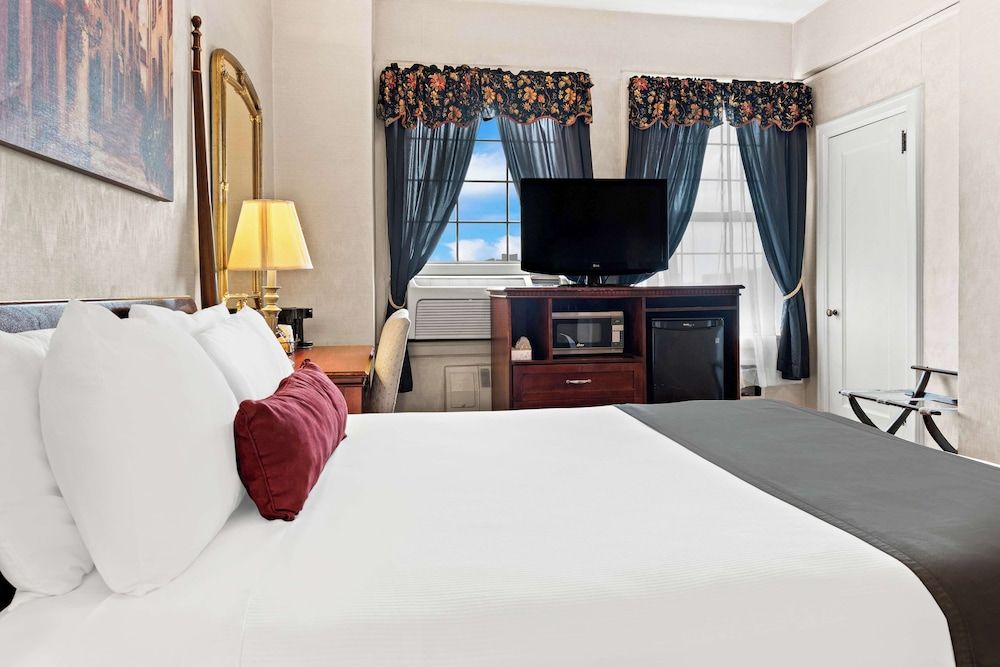 Genetti Hotel, SureStay Collection by Best Western Standard Room, 1 Double Bed, Non Smoking, Refrigerator & Microwave 2