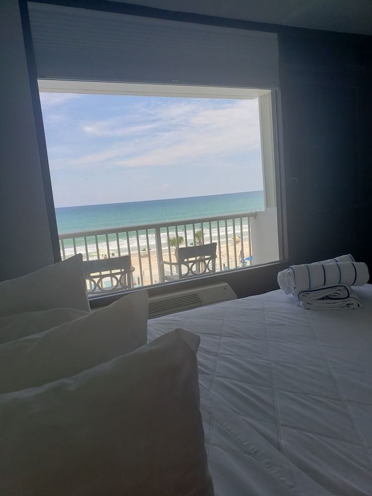 The Maverick Resort Deluxe Studio, Balcony, Oceanfront 5