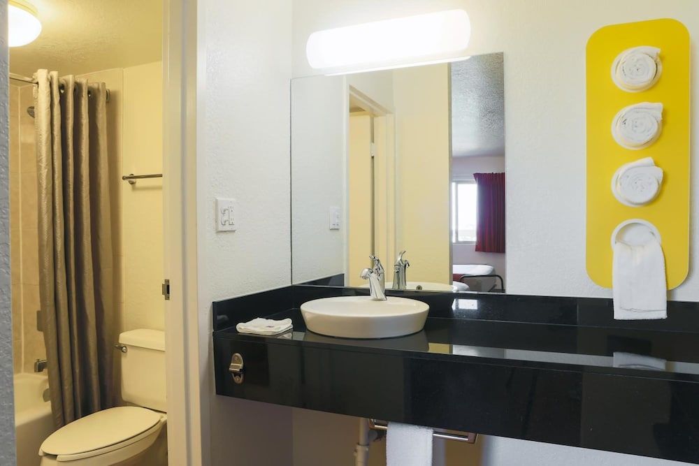 Motel 6 Cutler Bay, FL Premium Room, 2 Queen Beds, Accessible, Non Smoking 7