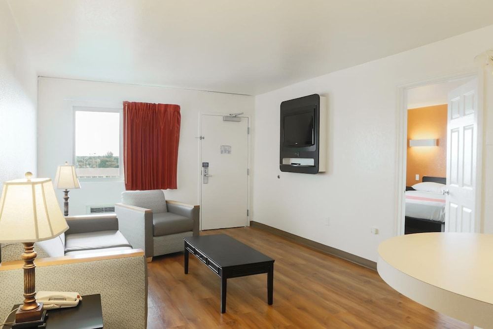 Motel 6 Cutler Bay, FL Standard Suite, 1 King Bed, Non Smoking 5