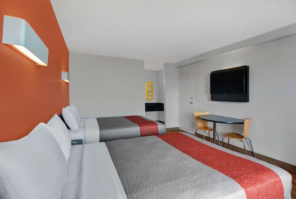 Motel 6 Cutler Bay, FL Premium Room, 2 Queen Beds, Accessible, Non Smoking 5