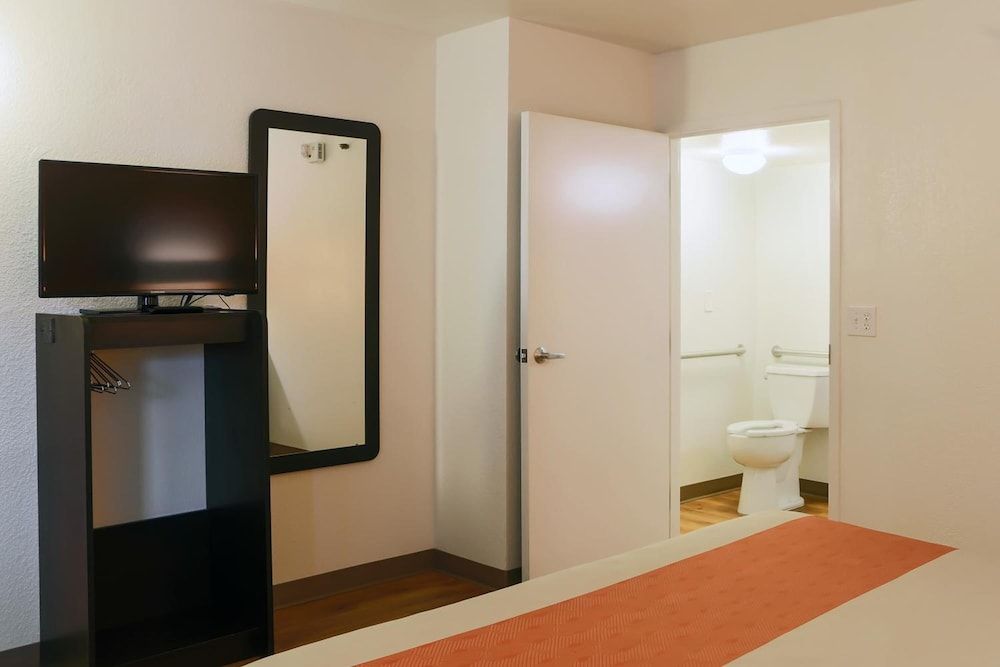 Motel 6 Cutler Bay, FL Standard Suite, 1 King Bed, Non Smoking 2