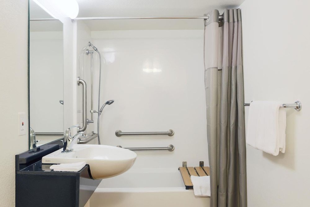 Motel 6 Cutler Bay, FL Premium Room, 2 Queen Beds, Accessible, Non Smoking 8