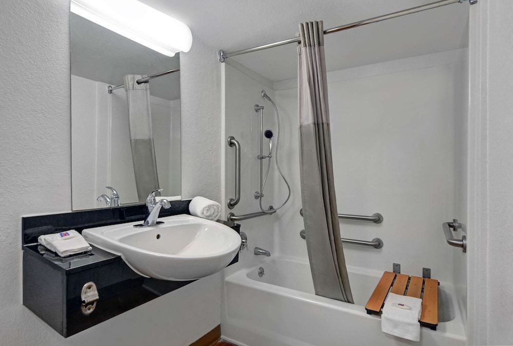 Motel 6 Cutler Bay, FL Premium Room, 2 Queen Beds, Accessible, Non Smoking 9