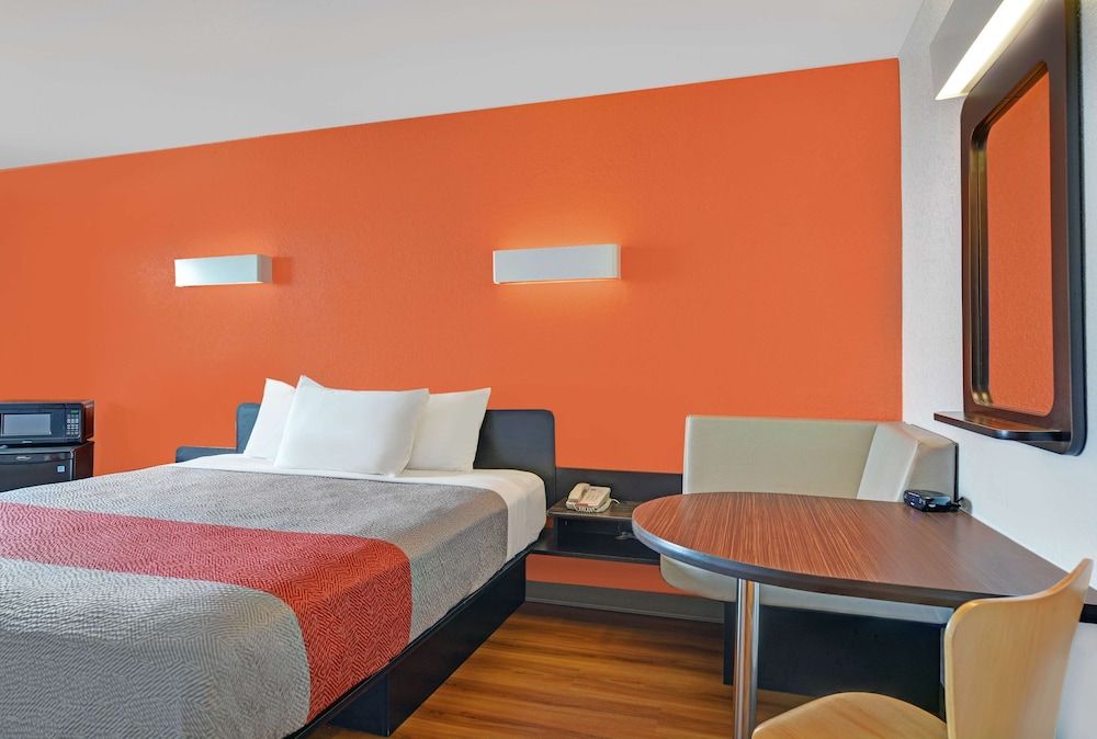 Motel 6 Cutler Bay, FL Premium Room, 2 Queen Beds, Non Smoking, Refrigerator & Microwave 2