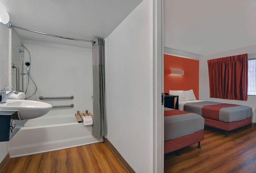 Motel 6 Cutler Bay, FL Premium Room, 2 Queen Beds, Accessible, Non Smoking 3