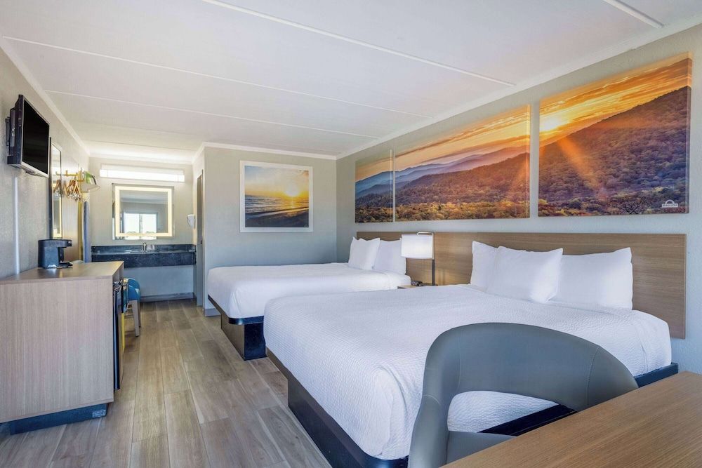 Suite, 1 Bedroom, Smoking (2 Queen and 1 King)