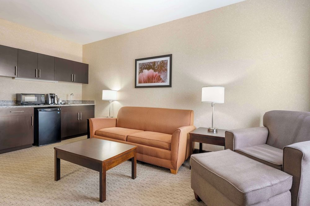 Best Western Plus Howe Inn Suite, 1 King Bed, Non Smoking, Refrigerator & Microwave (Living Room;with Sofabed) 4