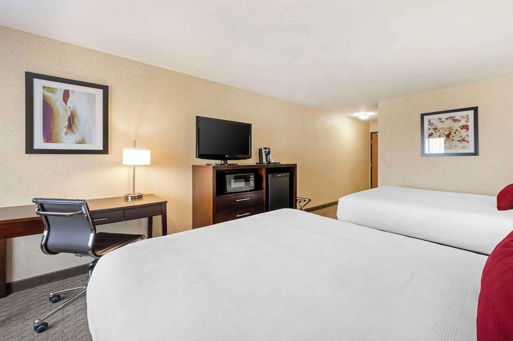 Best Western Plus Howe Inn Standard Room, 2 Queen Beds, Non Smoking, Refrigerator & Microwave 2