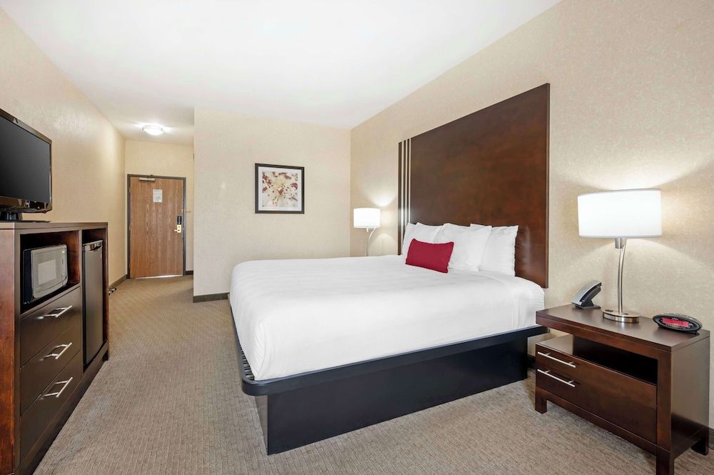 Best Western Plus Howe Inn Standard Room, 1 King Bed, Non Smoking, Refrigerator & Microwave