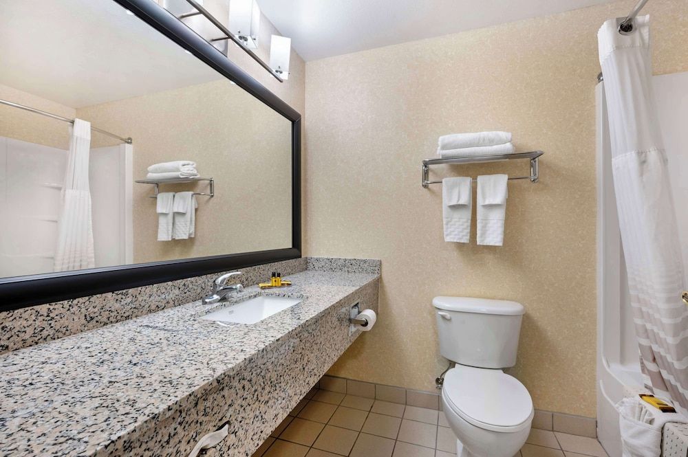 Best Western Plus Howe Inn Standard Room, 1 King Bed, Non Smoking, Refrigerator & Microwave 4