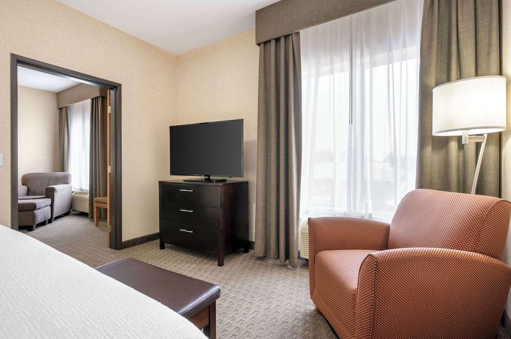 Best Western Plus Howe Inn Suite, 1 King Bed, Non Smoking, Refrigerator & Microwave (Living Room;with Sofabed) 5