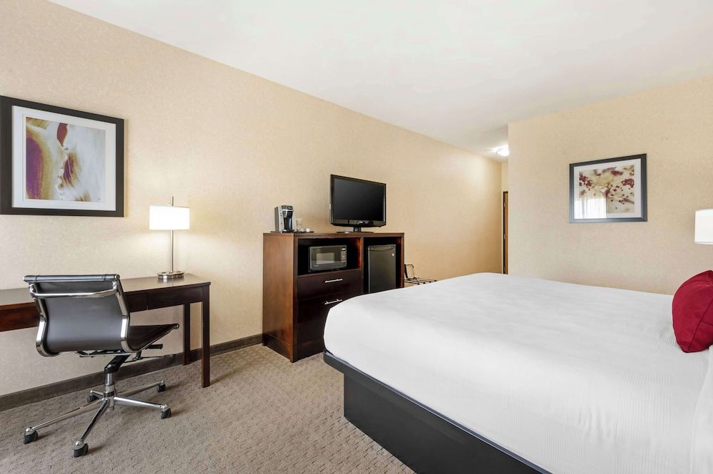 Best Western Plus Howe Inn Standard Room, 1 King Bed, Non Smoking, Refrigerator & Microwave 2