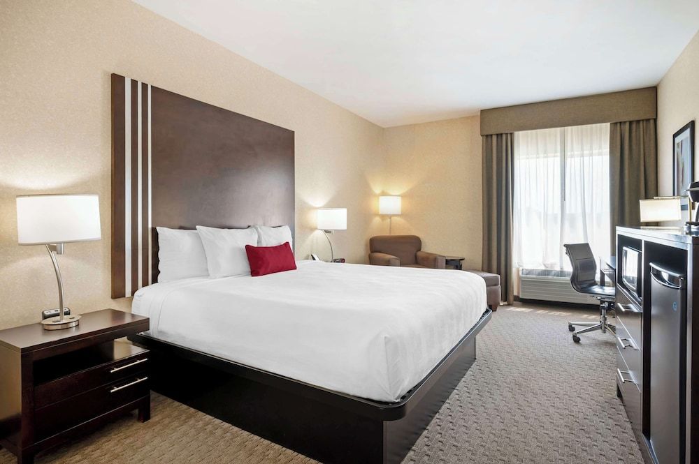 Best Western Plus Howe Inn Standard Room, 1 King Bed, Non Smoking, Refrigerator & Microwave 3