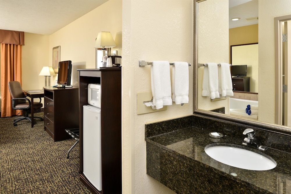 Best Western Inn Suite, Multiple Beds, Non Smoking, Microwave 5