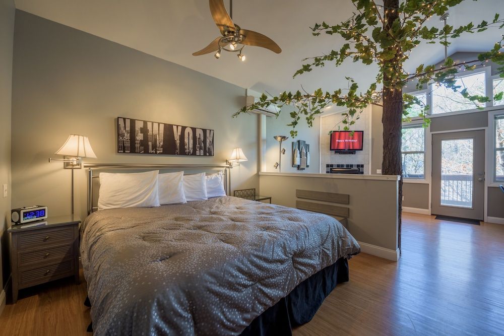 Romantic Tree House, 1 King Bed