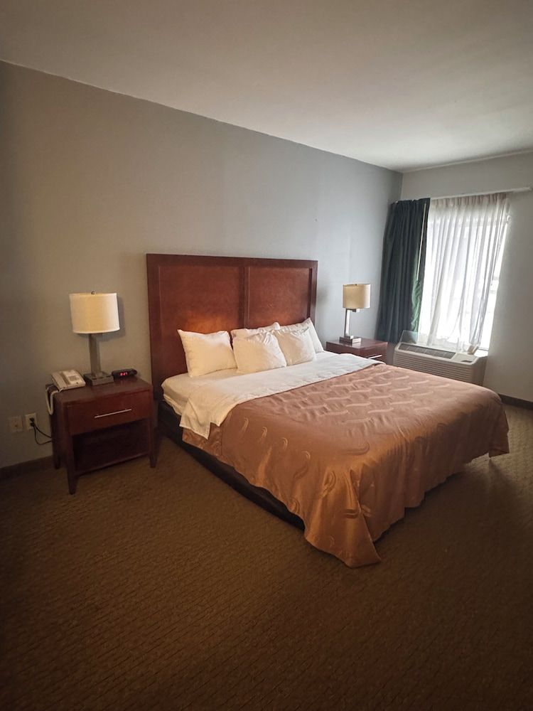 Room, 1 King Bed, Non Smoking, Jetted Tub