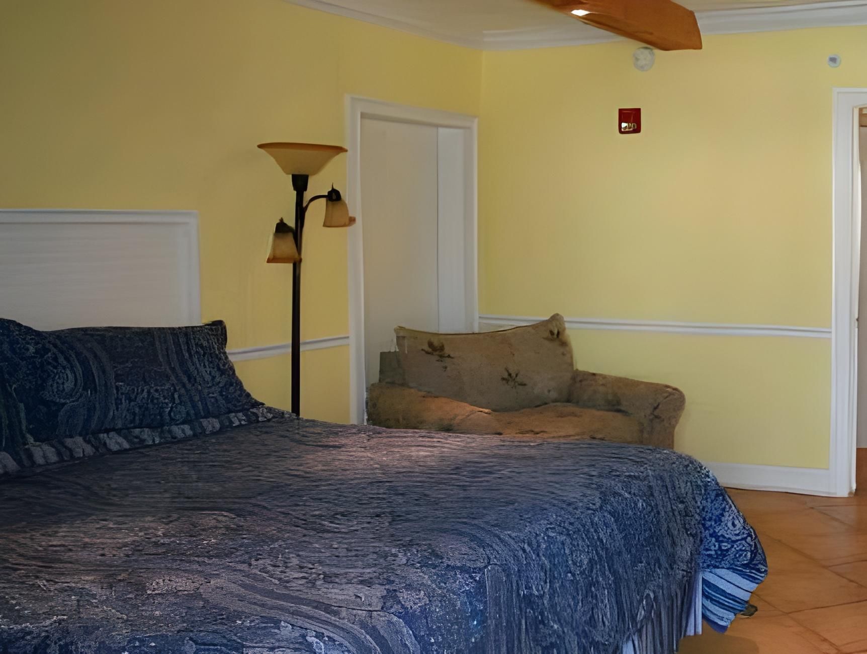 Sea And Breeze Hotel And Condo King Room 4