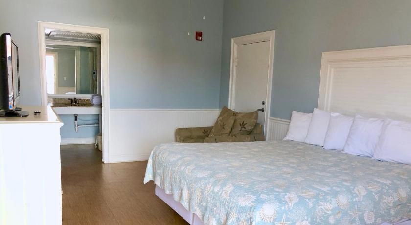 Sea And Breeze Hotel And Condo King Room 2