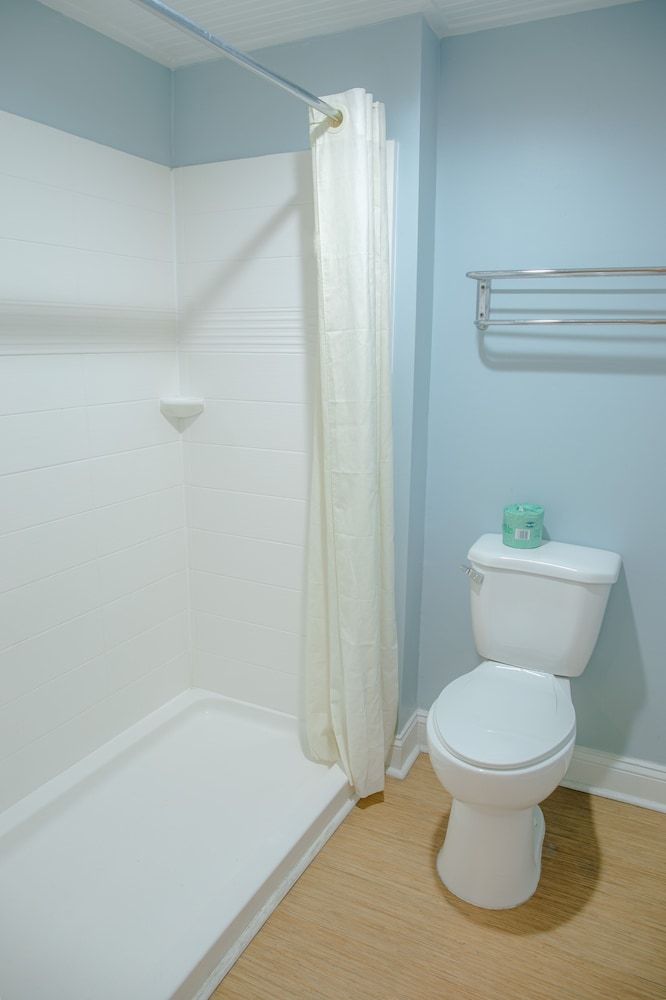 Sea And Breeze Hotel And Condo Two Queen Size Bed 6