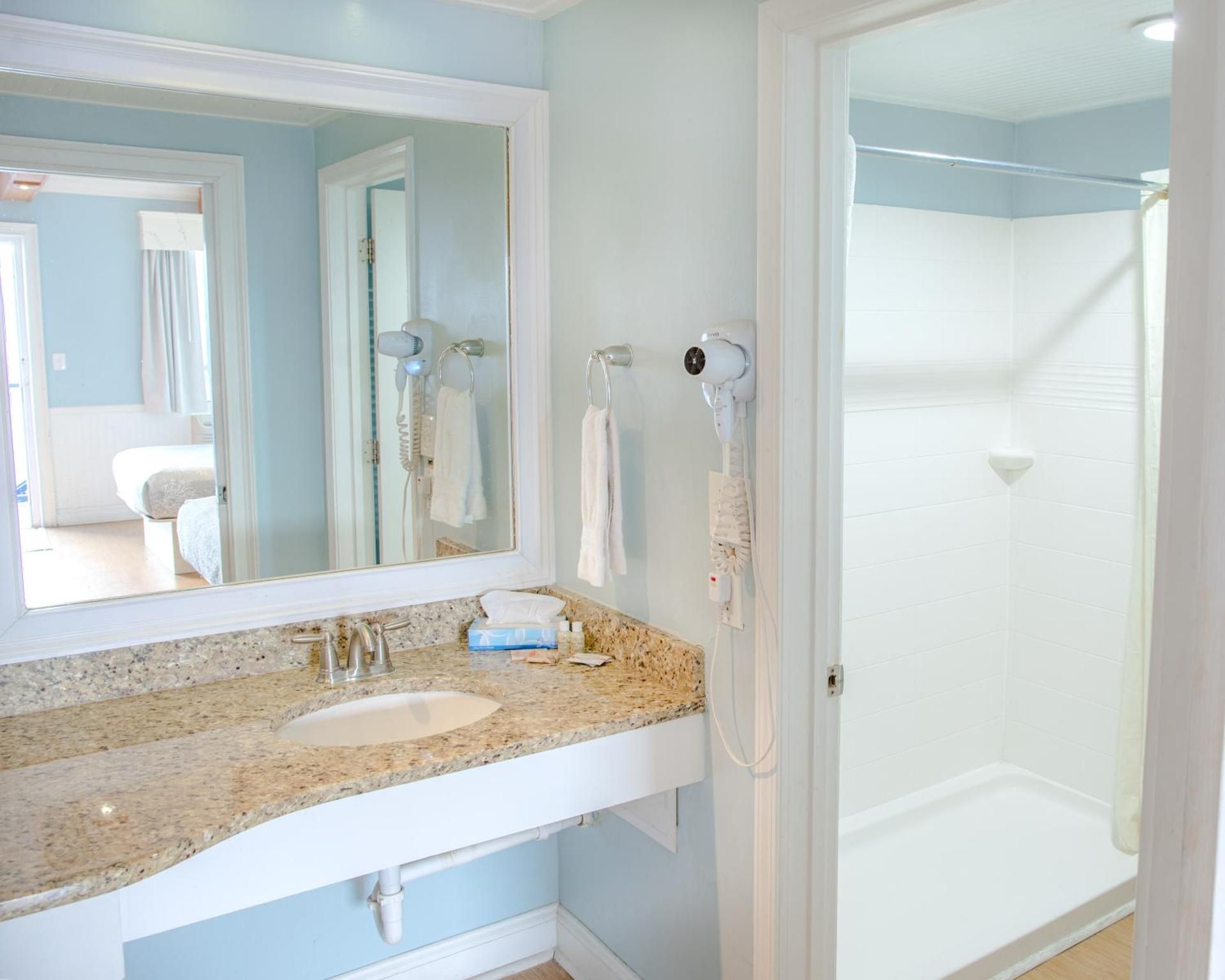 Sea And Breeze Hotel And Condo King Room 8