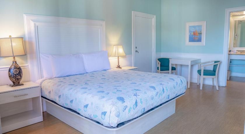 Sea And Breeze Hotel And Condo King Room 3