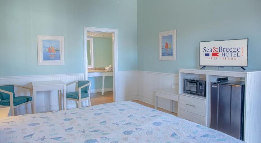 Sea And Breeze Hotel And Condo King Room 9