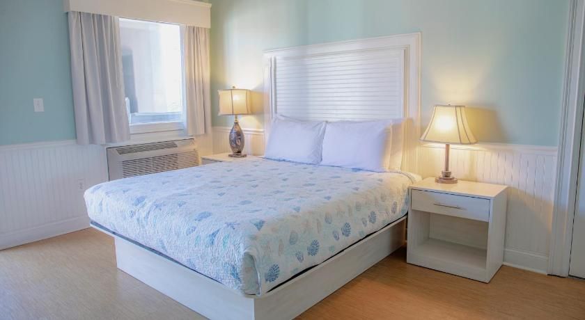 Sea And Breeze Hotel And Condo King Room