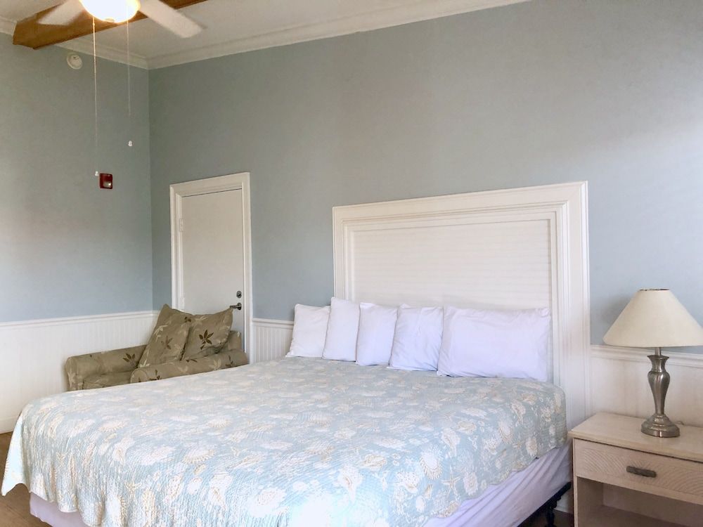 Sea And Breeze Hotel And Condo King Size Bed 3