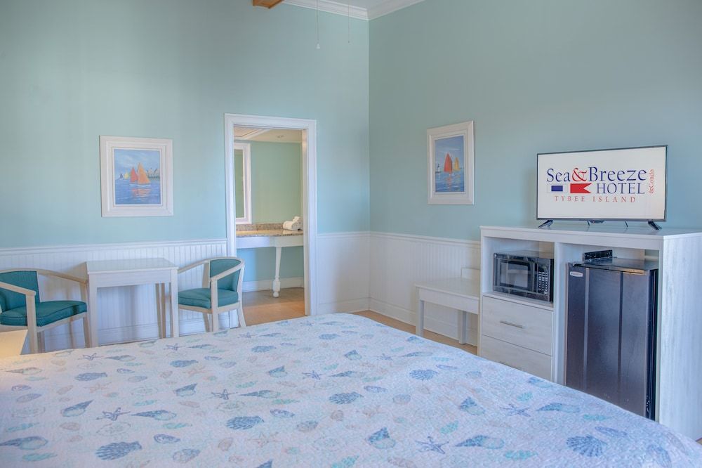 Sea And Breeze Hotel And Condo King Size Bed 4