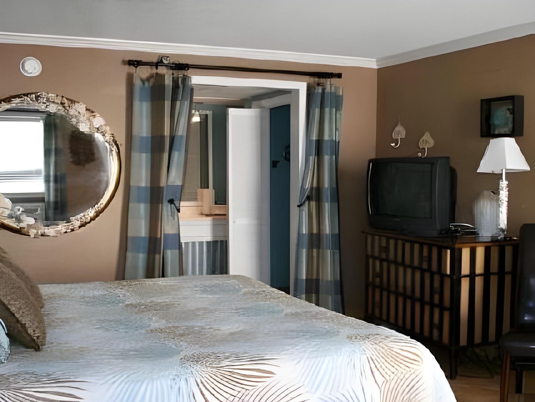 Sea And Breeze Hotel And Condo King Room 6