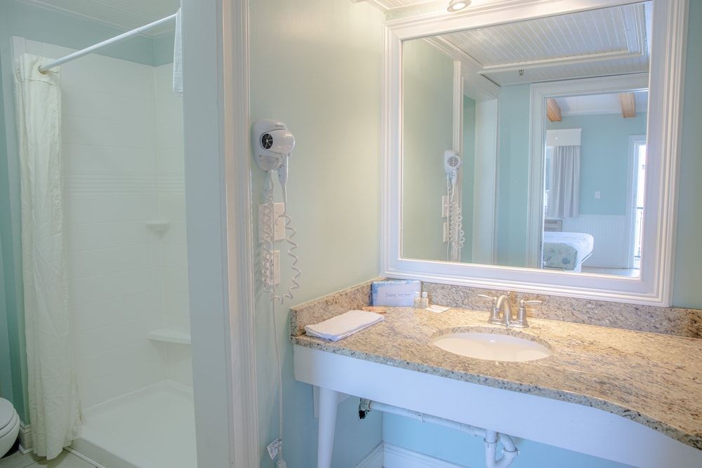 Sea And Breeze Hotel And Condo King Size Bed 6