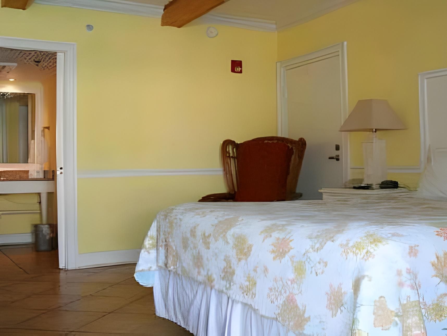 Sea And Breeze Hotel And Condo King Room 5