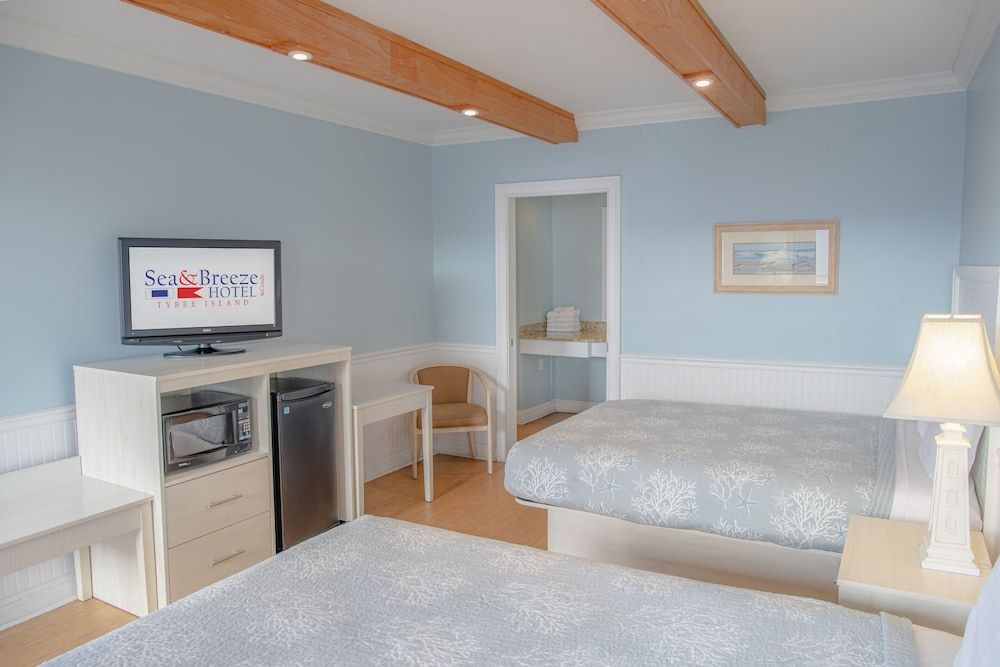 Sea And Breeze Hotel And Condo Two Queen Size Bed 3
