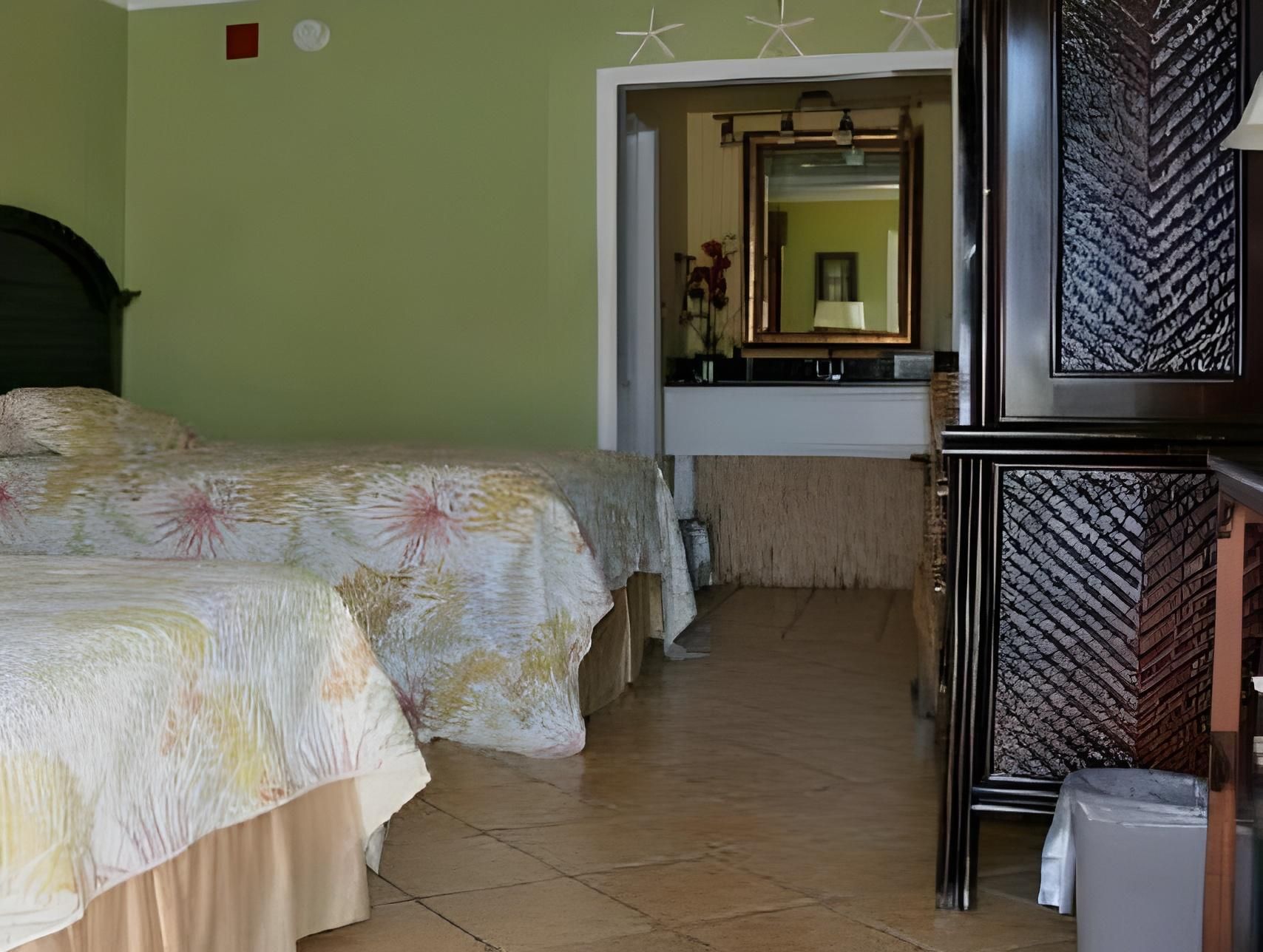 Sea And Breeze Hotel And Condo Queen Room with Two Queen Beds 6