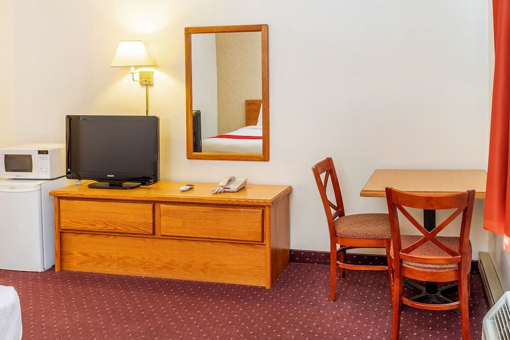 OYO Hotel Shelby MT Hwy 2 & I-15 Premium Room, 1 Queen Bed 5