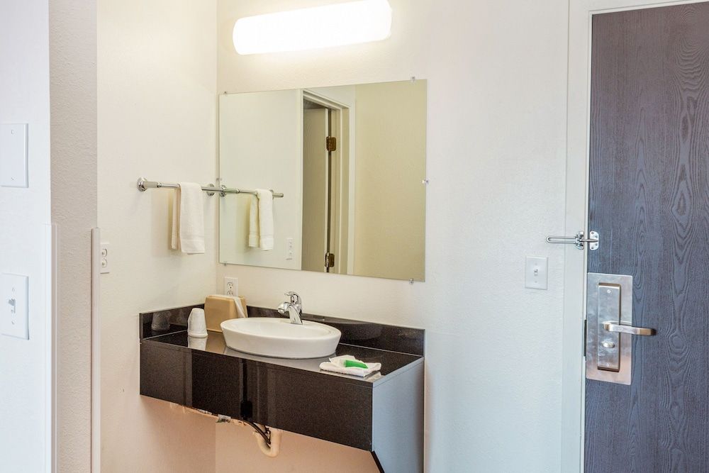 OYO Hotel Shelby MT Hwy 2 & I-15 Premium Room, 1 Queen Bed 4