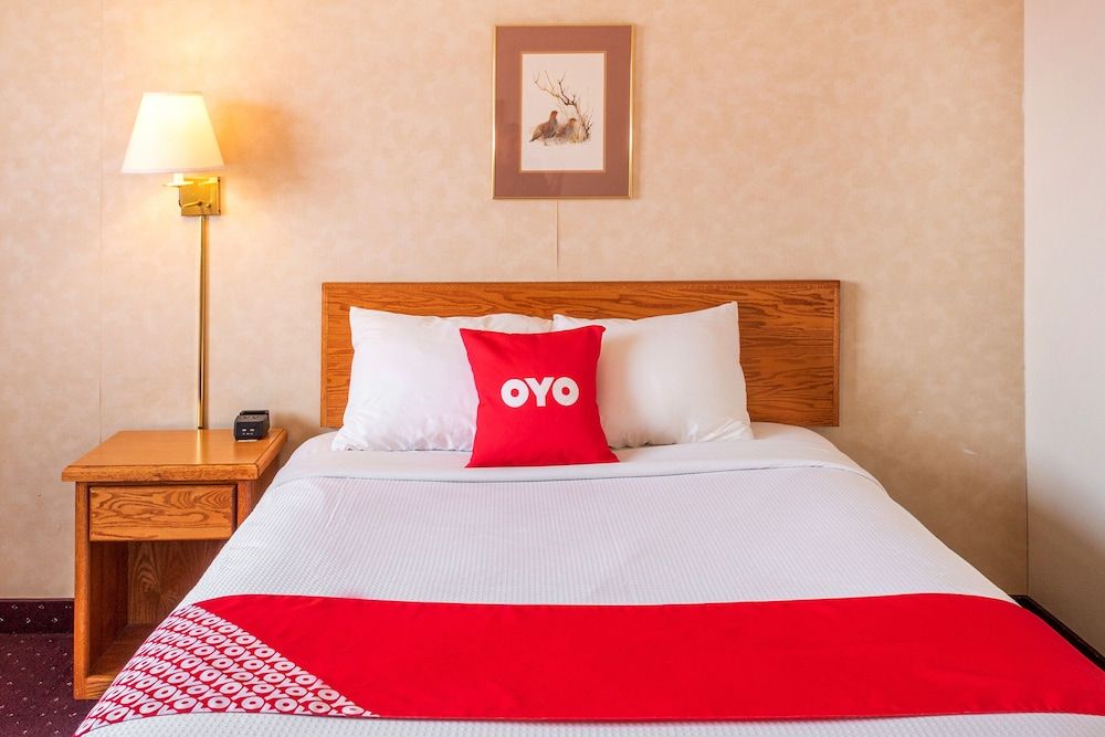 OYO Hotel Shelby MT Hwy 2 & I-15 Premium Room, 1 Queen Bed 2