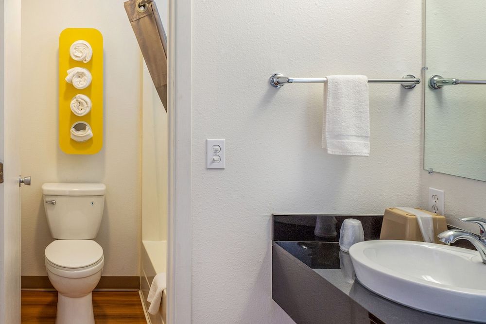 OYO Hotel Shelby MT Hwy 2 & I-15 Premium Room, 1 Queen Bed 3