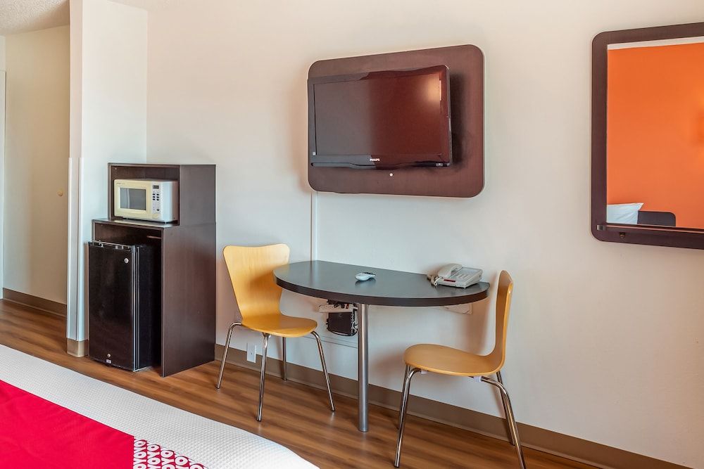 OYO Hotel Shelby MT Hwy 2 & I-15 Premium Room, 2 Queen Beds 6