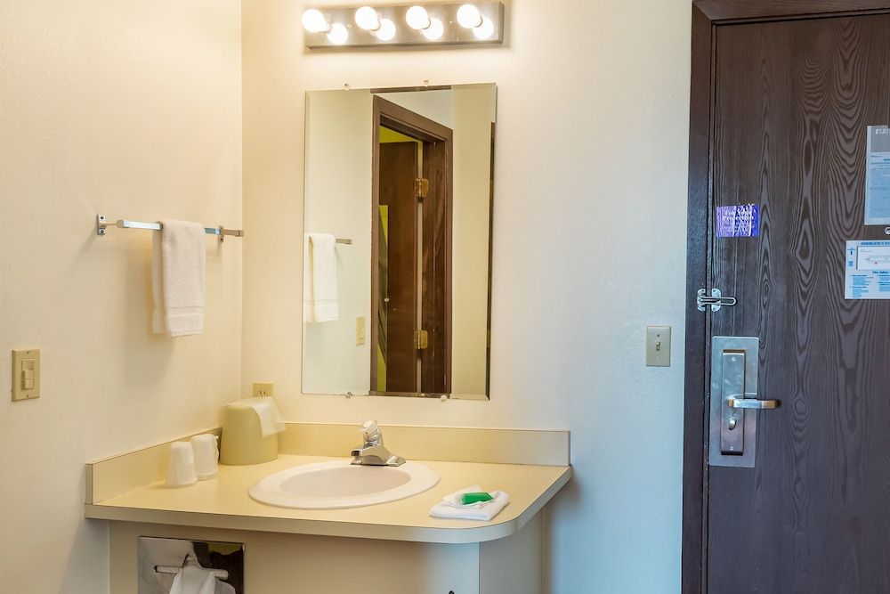 OYO Hotel Shelby MT Hwy 2 & I-15 Premium Room, 2 Queen Beds 4