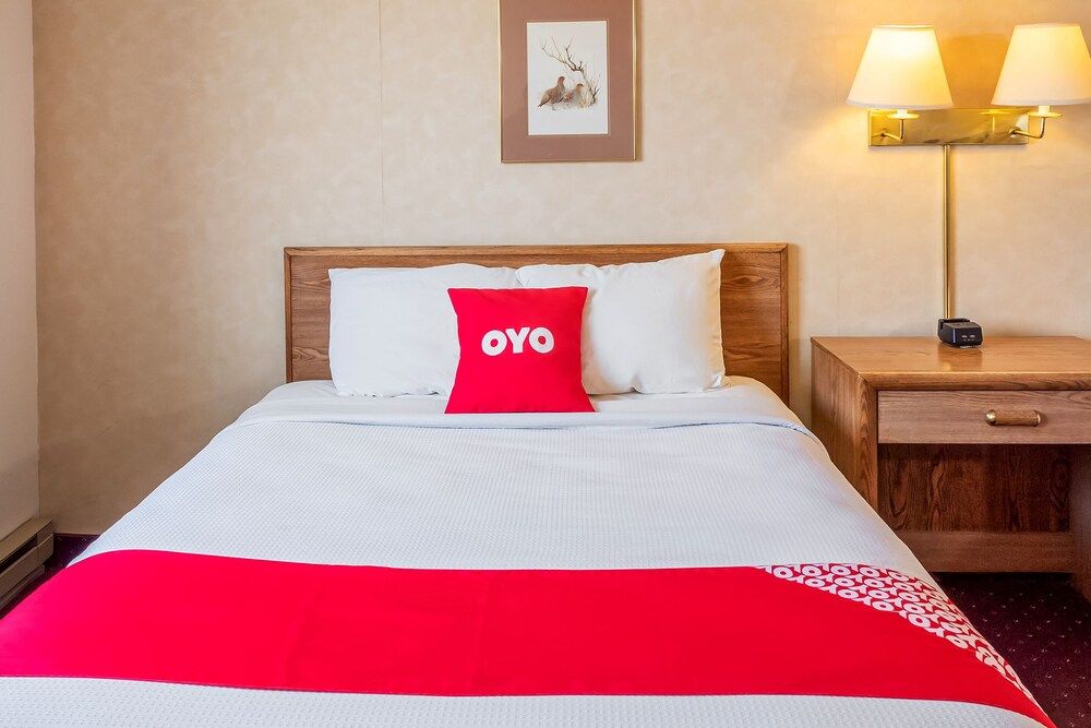 OYO Hotel Shelby MT Hwy 2 & I-15 Premium Room, 2 Queen Beds 3