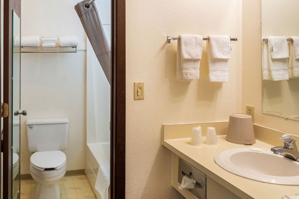 OYO Hotel Shelby MT Hwy 2 & I-15 Premium Room, 2 Queen Beds 5