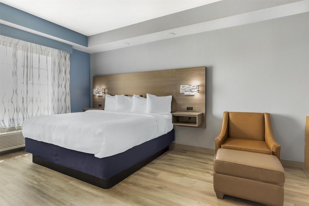 Suite, 1 King Bed, Accessible, Jetted Tub (with Sofabed)