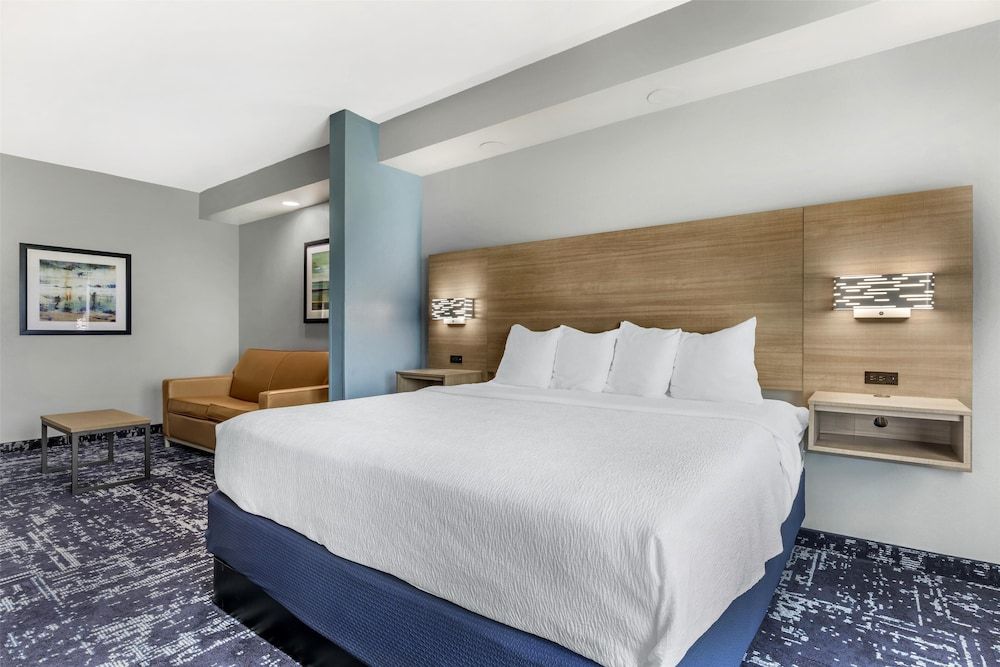 Suite, 1 King Bed, Accessible, Bathtub (with Sofabed)