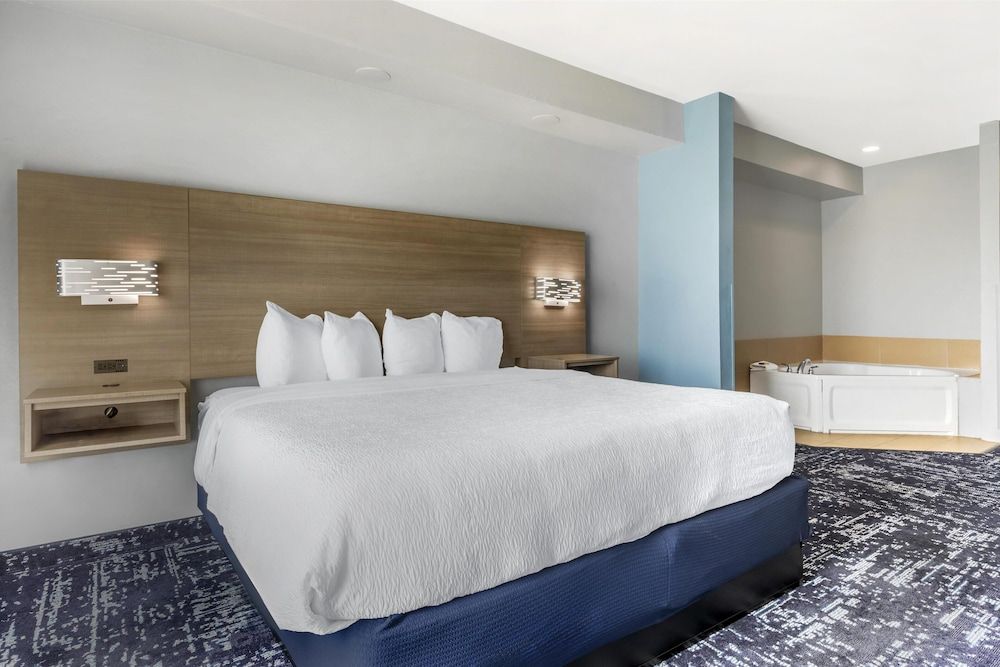 Suite, 1 King Bed, Non Smoking, Jetted Tub (with Sofabed)